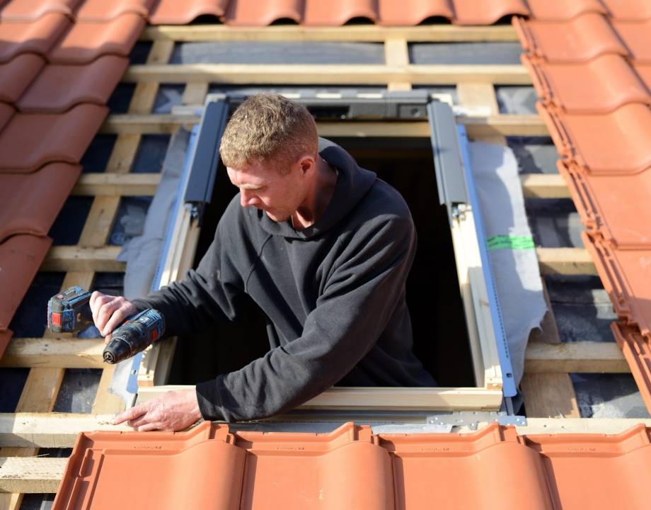 Branche Dachdecker: freudig Dachfenster der Marke "Velux" am Bau eigenständig neu einbauen